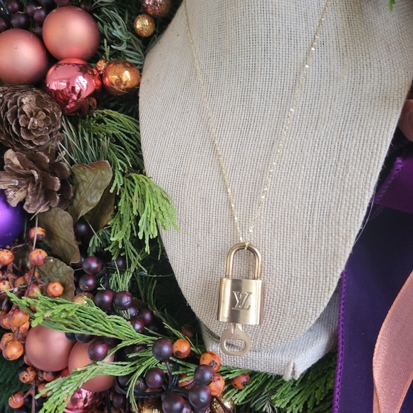 LOUIS VUITTON PADLOCK NECKLACE sooooo Dreamy!!!! πππβ€π§‘π - Picture 8 of 9